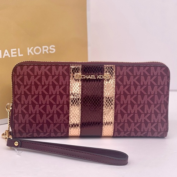 Michael Kors Jet Set Travel Large Signature
Logo and Metallic Continental Wallet - Picture 11 of 11